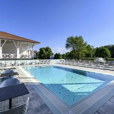 Mercure Center Hotel 4*